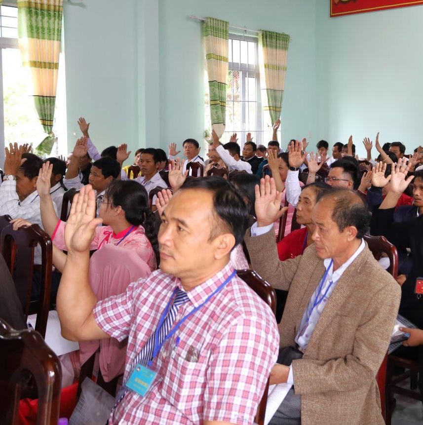 
Các đại biểu biểu quyết thông qua nghị quyết đại hội. (ảnh X.H)
