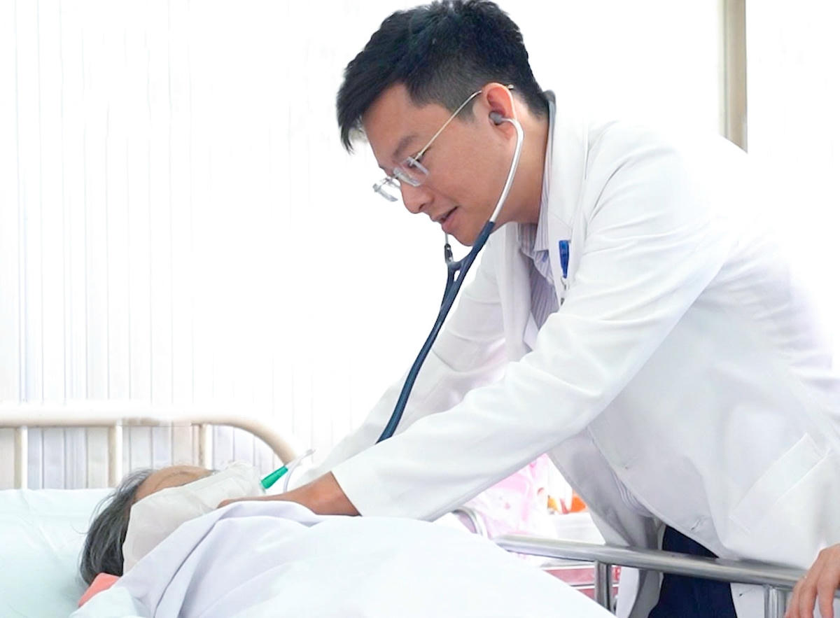 Bác sĩ kiểm tra tình hình sức khỏe cho bệnh nhân. Ảnh: BV