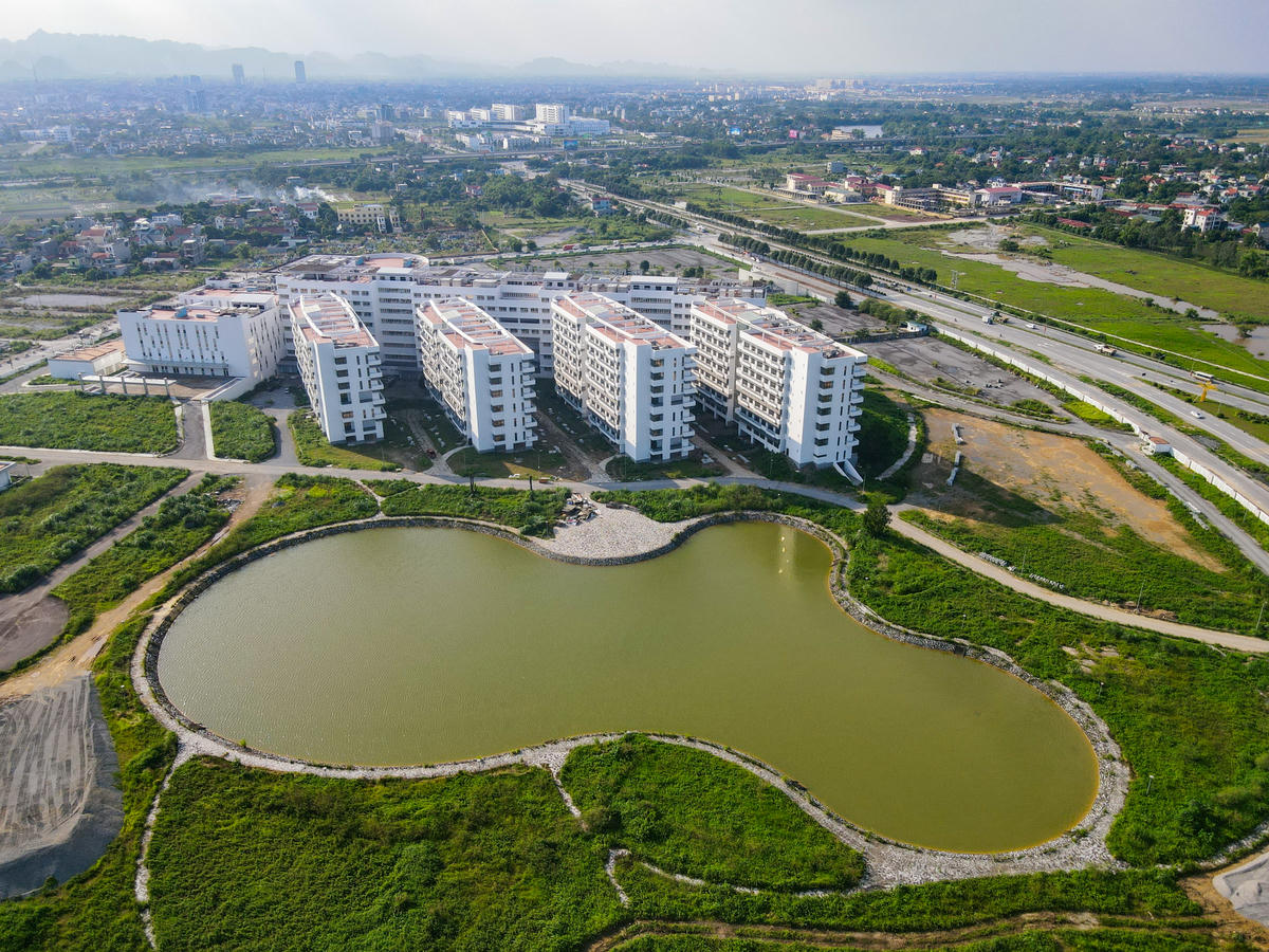 Bên ngoài và bên trong các tòa nhà, đã được sơn sửa lại, không còn tình trạng rêu mốc, bụi bẩn như trước. Ảnh: Đình Minh