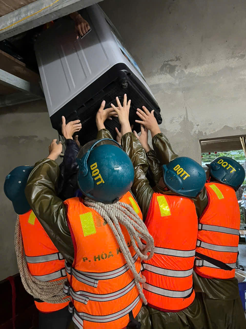 Lực lượng chức năng sơ tán đồ đạc giúp người dân. Ảnh: CV.