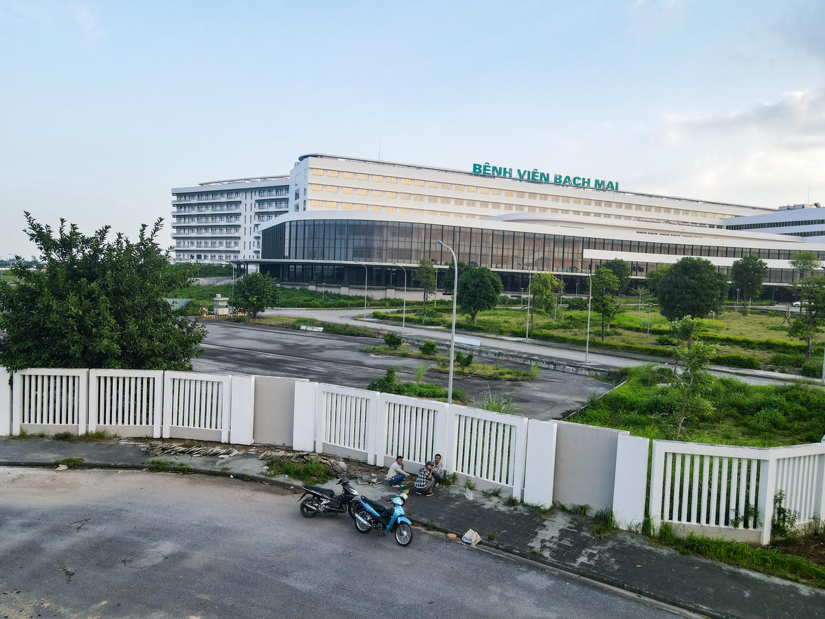 Các dãy tường bao từng xây dựng dang dở, bong tróc, phủ rêu thì nay đã được hoàn thiện, sơn sửa trắng sáng. Ảnh: Đình Minh