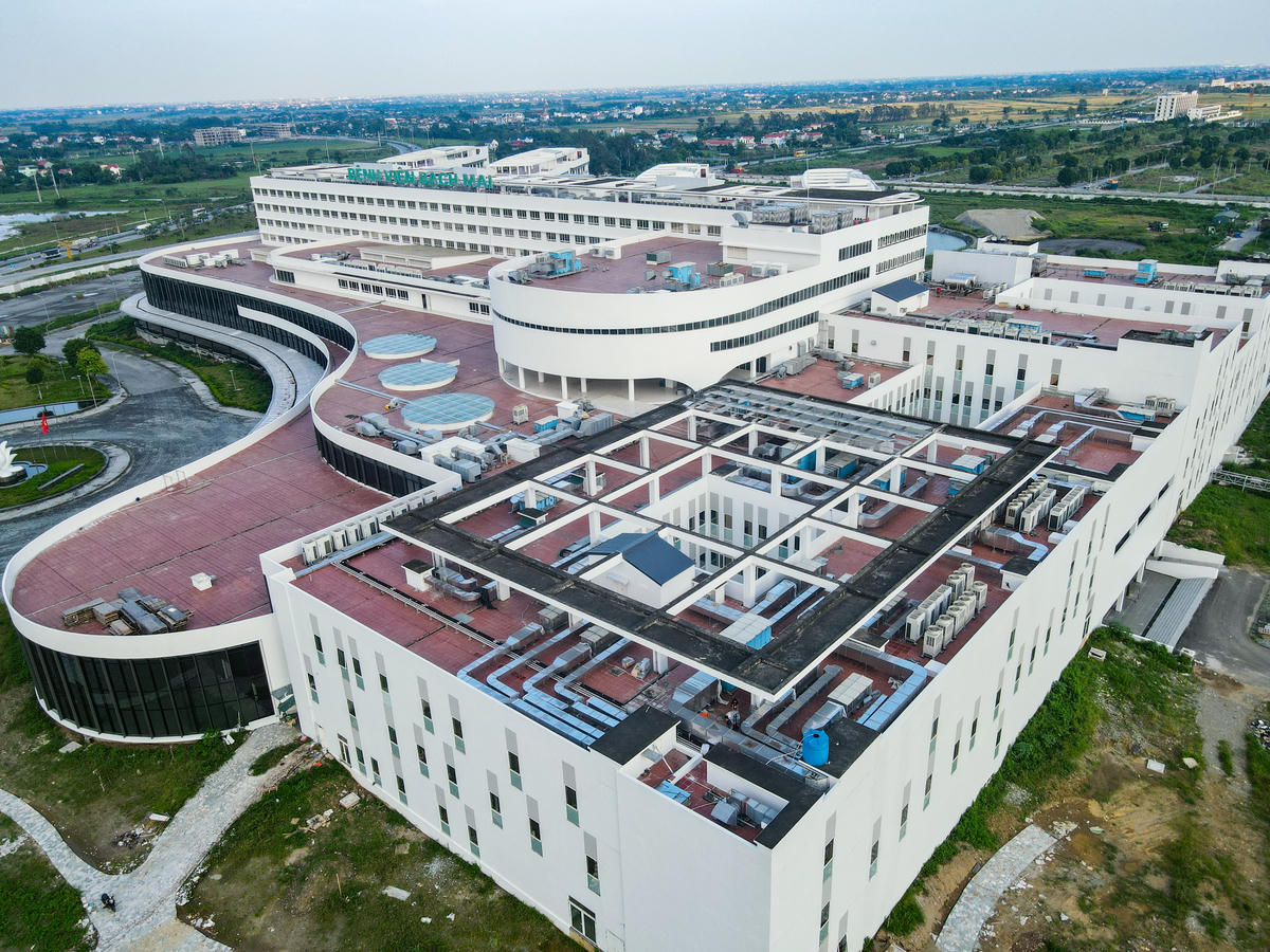 Theo Bộ Y tế, đến đầu tháng 10/2025, các gói thầu xây lắp tại dự án đã hoàn thành từ 80–99% khối lượng công việc. Một số hạng mục còn lại đang được gấp rút thi công, bao gồm hệ thống phòng cháy chữa cháy, cấp điện, công nghệ thông tin và các khu kỹ thuật. Ảnh: Đình Minh