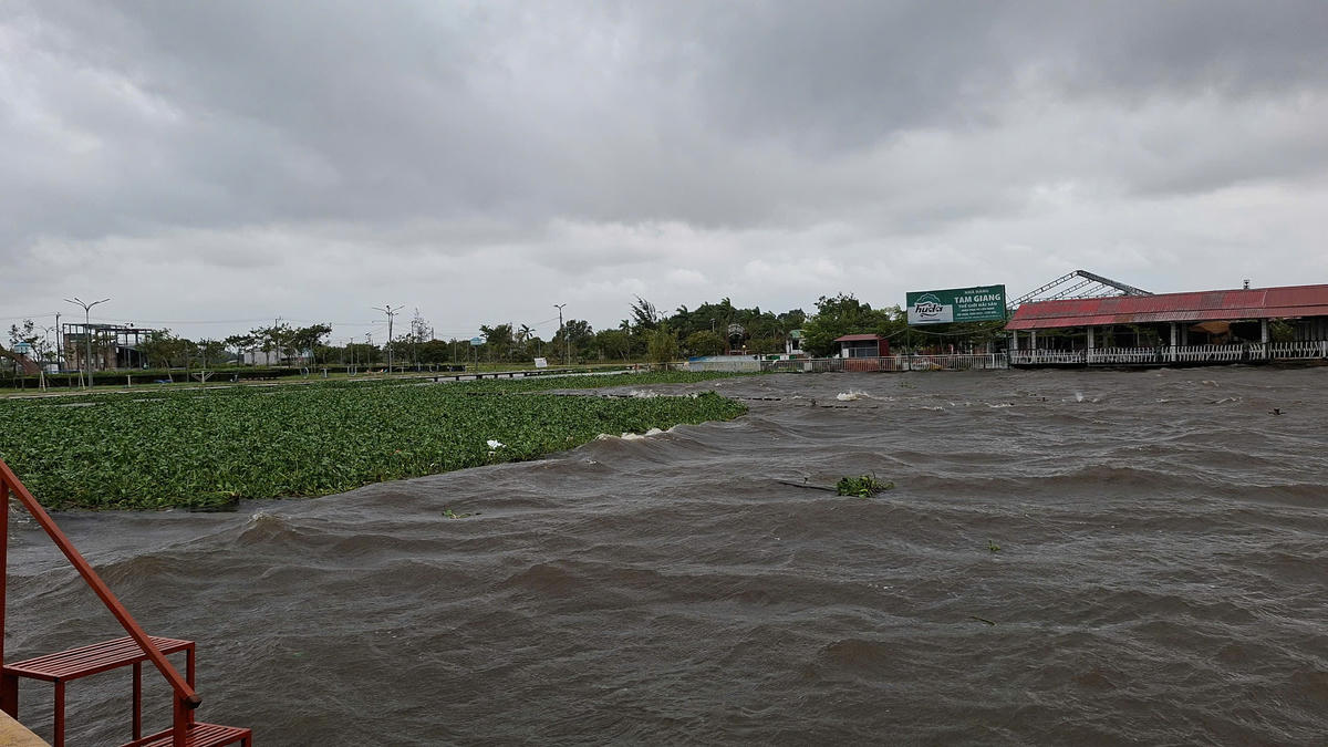 Ngày 21/10, Chi cục Thủy lợi và Biến đổi khí hậu (Sở Nông nghiệp và Môi trường TP Huế) cho biết, theo dự báo, từ ngày 21- 23/10 trên địa bàn có mưa to, có nơi mưa rất to. Theo đó, tổng lượng mưa phổ biến từ 200 - 350 mm, có nơi trên 450 mm. Một số xã, phường có thể đạt 300 - 400 mm, có nơi trên 500 mm. Ảnh: N.H.