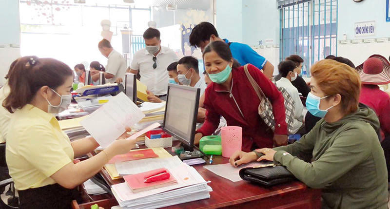 Người dân làm thủ tục công chứng giấy tờ liên quan sang nhượng đất đai tại một văn phòng công chứng. Ảnh: Hoàng Phan.