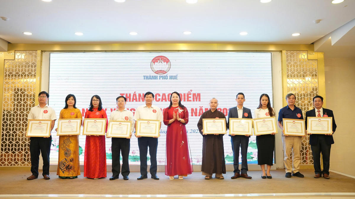 Ban Thường trực Ủy ban Mặt trận Tổ quốc Việt Nam thành phố Huế tuyên dương 10 tập thể có nhiều đóng góp tiêu biểu đối với Quỹ “Vì người nghèo” thành phố. Ảnh: T.H.