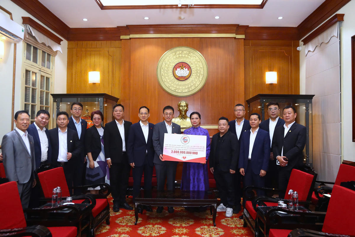 Phó Chủ tịch Hà Thị Nga tiếp nhận từ Hiệp Hội doanh nghiệp Trung Quốc tại Việt Nam. Ảnh: Lê Khánh.