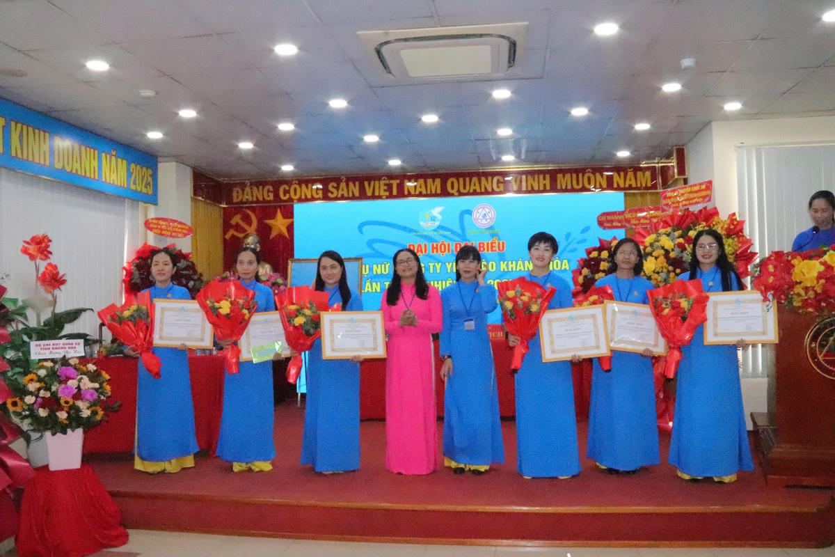 Trao trặng Bằng khen cho các cá nhân đã có thành tích xuất sắc  trong nhiệm kỳ qua (ảnh Thùy Trang)