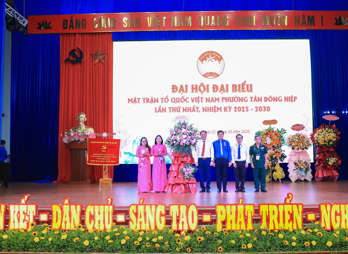 Bà Trương Thị Bích Hạnh trao lãng hoa, chúc mừng đại hội. Ảnh: BTC.