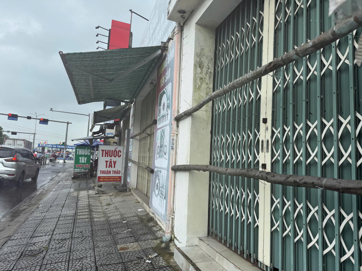 Chèn chống cửa sắt trước khu vực Bến xe Trung tâm TP Đà Nẵng. Ảnh: Nguyễn Tú