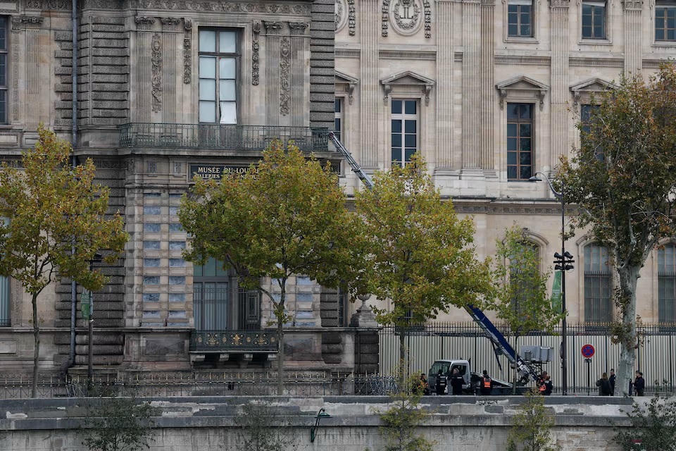 Một góc nhìn cho thấy chiếc xe nâng cần cẩu được cho là đã được sử dụng trong vụ cướp tại bảo tàng Louvre, ở Paris, Pháp. Nguồn: Reuters.