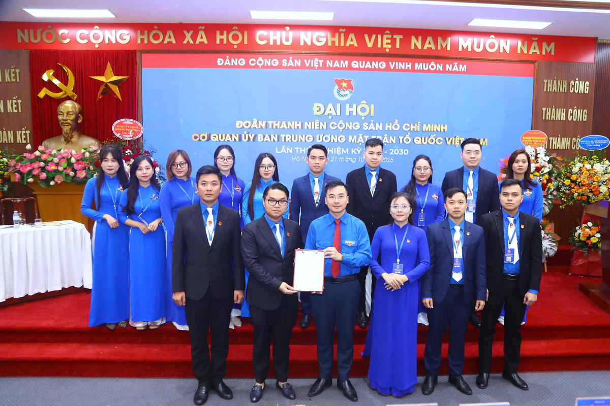 Đồng chí Nguyễn Nhất Linh - Bí thư Đoàn Mặt trận Tổ quốc, các đoàn thể Trung ương&nbsp;trao các quyết định chỉ định Ban Chấp hành, Ban Thường vụ, Bí thư, Phó Bí thư Đoàn TNCS Hồ Chí Minh Cơ quan Ủy ban Trung ương MTTQ Việt Nam nhiệm kỳ 2025 – 2030. Ảnh: Lê Khánh.