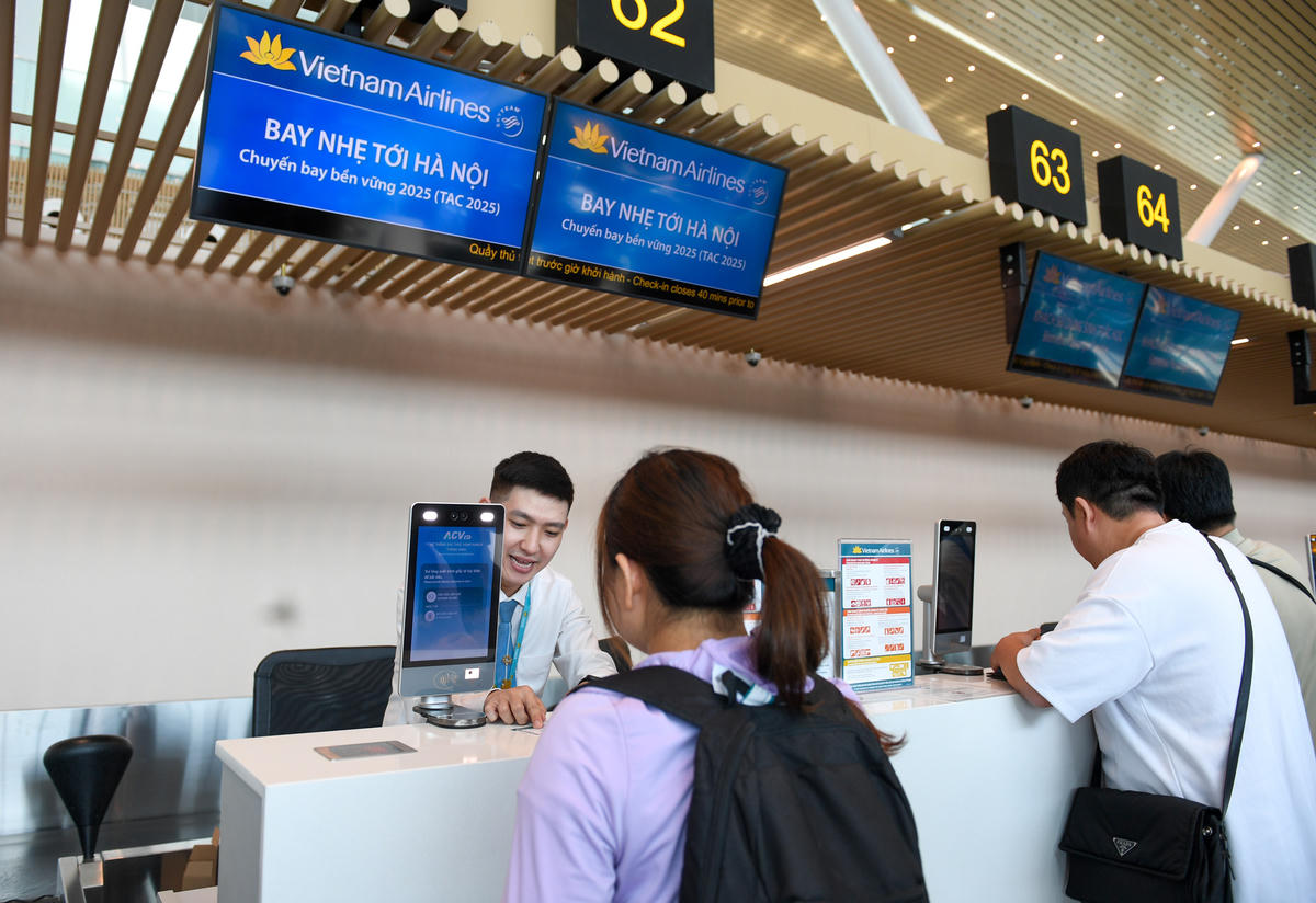 Gần 80% hành khách trên chuyến “Bay nhẹ tới Hà Nội” thực hiện check-in online và sinh trắc học toàn trình khi làm thủ tục bay.