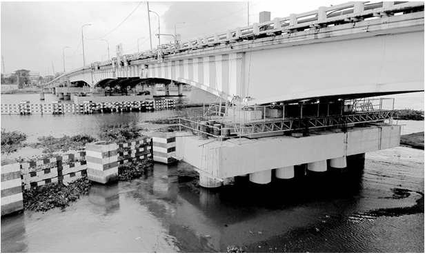 Cầu Bình Phước 1 đang được nâng tĩnh không để giúp tàu thuyền lớn di chuyển trên sông Sài Gòn. Ảnh: Đ.Xá.