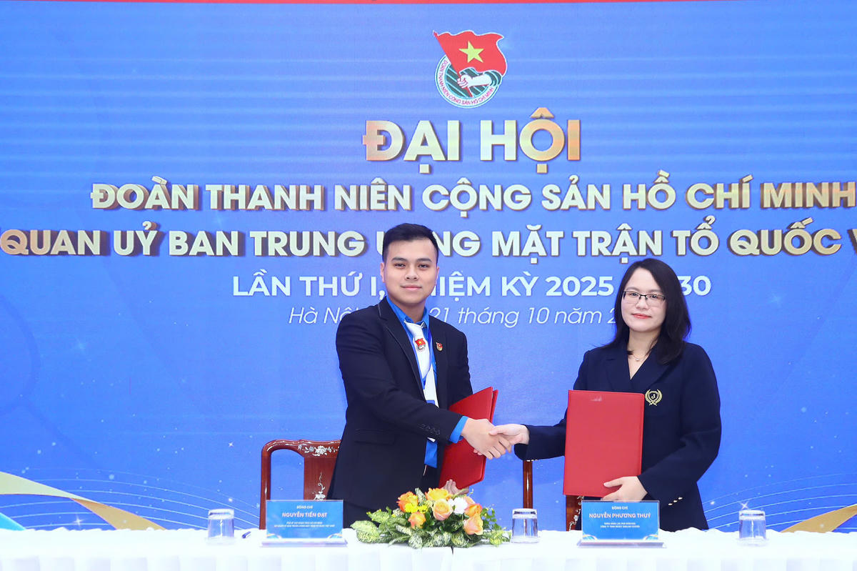 Lễ ký kết hợp tác giữa Ban Chấp hành Đoàn và Trung tâm Anh ngữ Weset English Center, trao 109 suất học bổng nâng cao năng lực ngoại ngữ cho đoàn viên thanh niên. Ảnh: Lê Khánh.