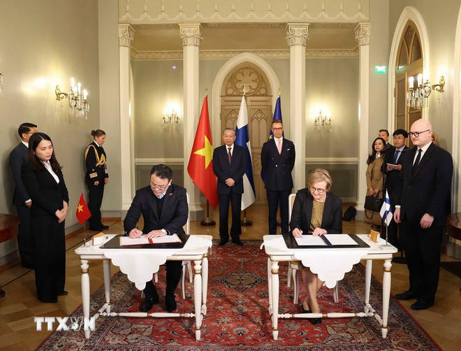 Tổng Bí thư Tô Lâm và Tổng thống Cộng hòa Phần Lan Alexander Stubb chứng kiến lễ ký Biên bản ghi nhớ giữa Bộ Tài chính Việt Nam và Cơ quan tín dụng xuất khẩu Phần Lan (Finnvera). (Ảnh: Thống Nhất/TTXVN)