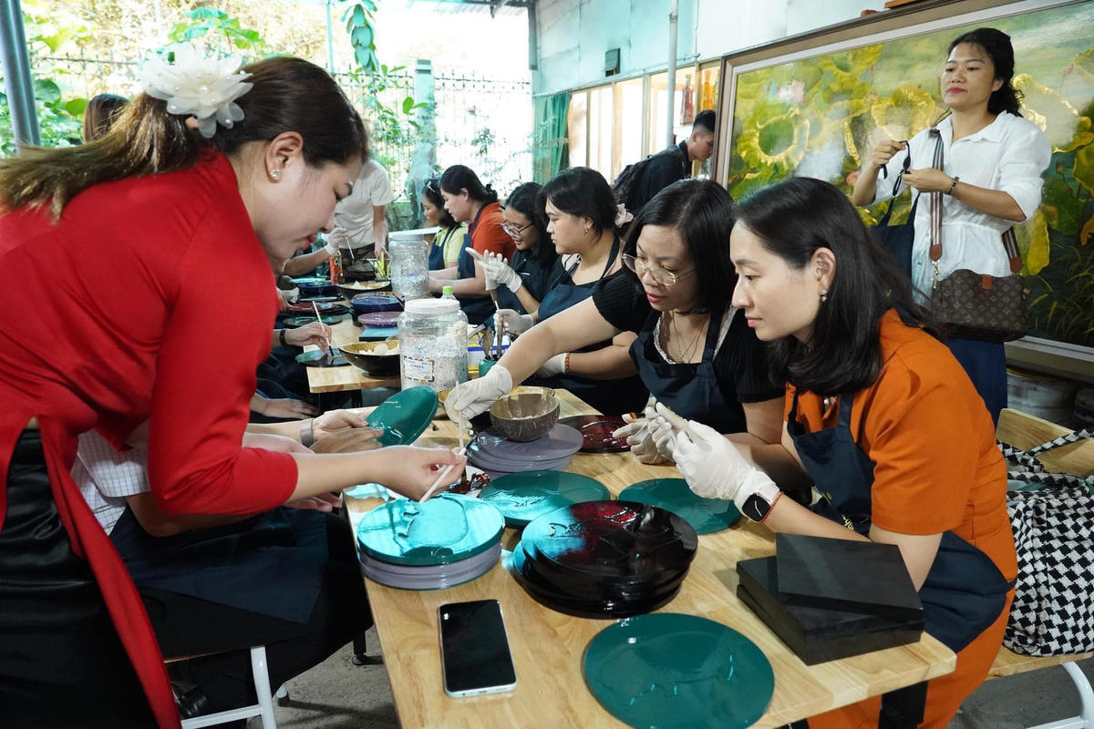 Du khách trải nghiệm ở làng nghề Hạ Thái - Hà Nội. Ảnh: Tư liệu.