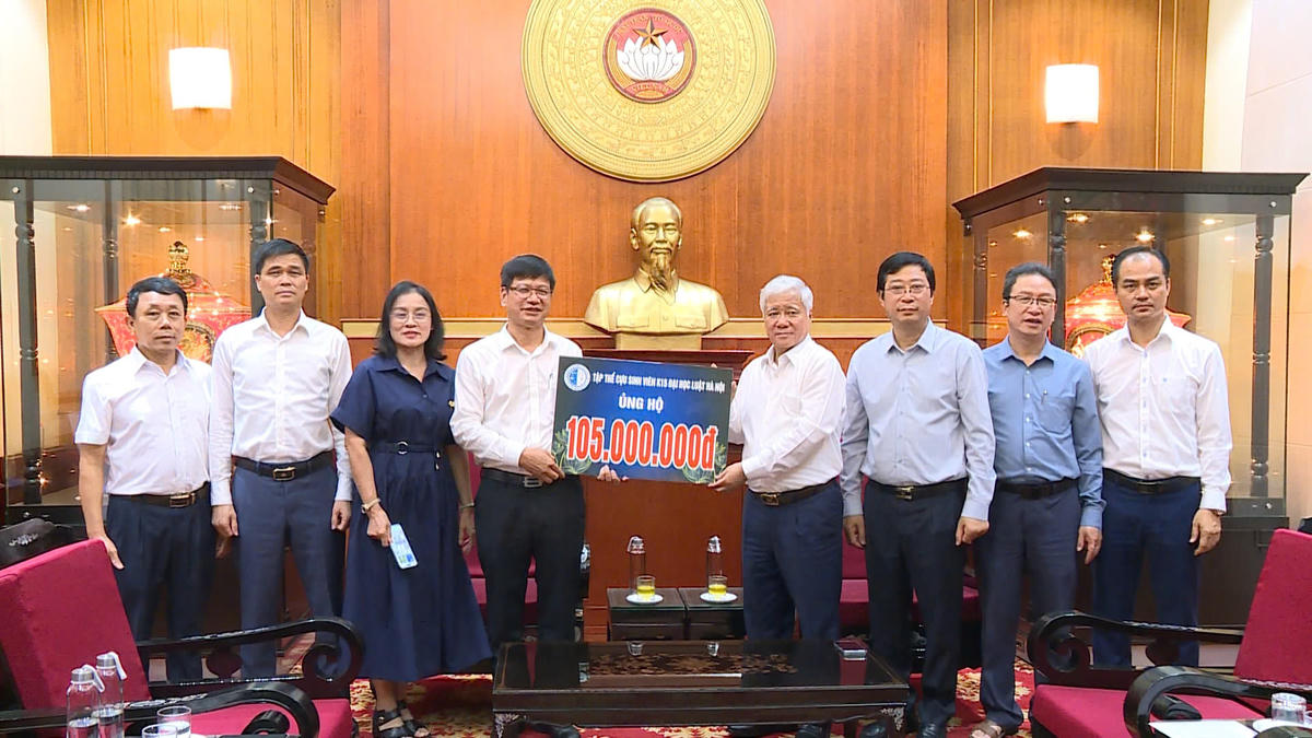 Chủ tịch Đỗ Văn Chiến tiếp nhận ủng hộ từ Tập thể sinh viên K15 Trường Đại học Luật Hà Nội