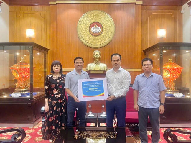 Các tổ chức, cá nhân đến trao ủng hộ tại UBTƯ MTTQ Việt Nam.