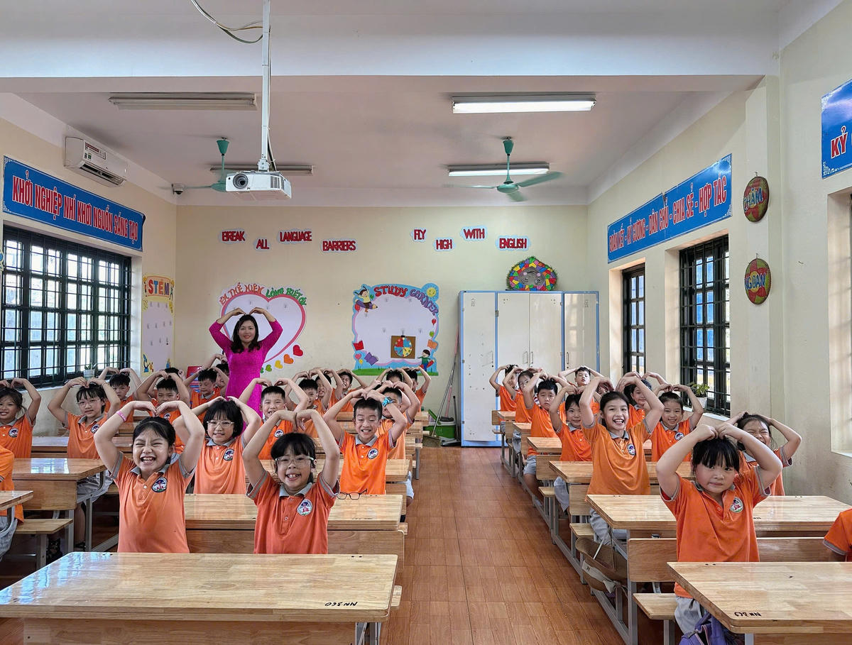 Cô và học sinh Trường tiểu học Hạnh Phúc. Ảnh: laocai.gov.vn
