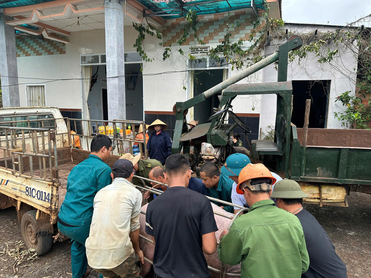 Lực lượng chức năng di dời tài sản của người dân ở gần sạt lở Tuyến đường vào Trạm 500kV Ia Ly. Ảnh: Đình Sang.