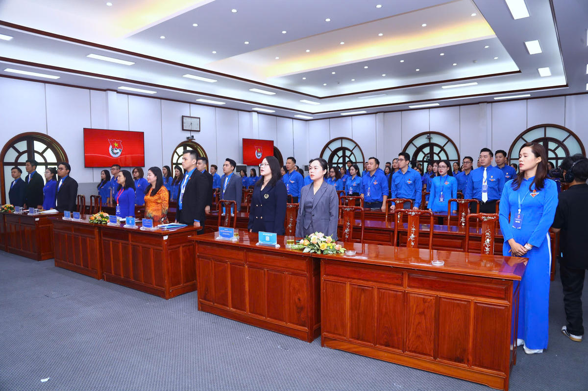 Đại biểu làm lễ chào cờ hát Quốc ca, Đoàn ca. Ảnh: Lê Khánh.