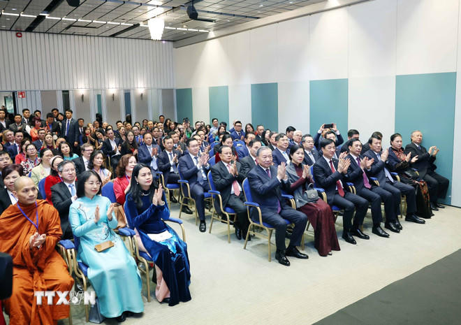 Tổng Bí thư Tô Lâm và Phu nhân gặp gỡ cán bộ Đại sứ quán Việt Nam và cộng đồng người Việt tại Bắc Âu. (Ảnh: Thống Nhất/TTXVN)