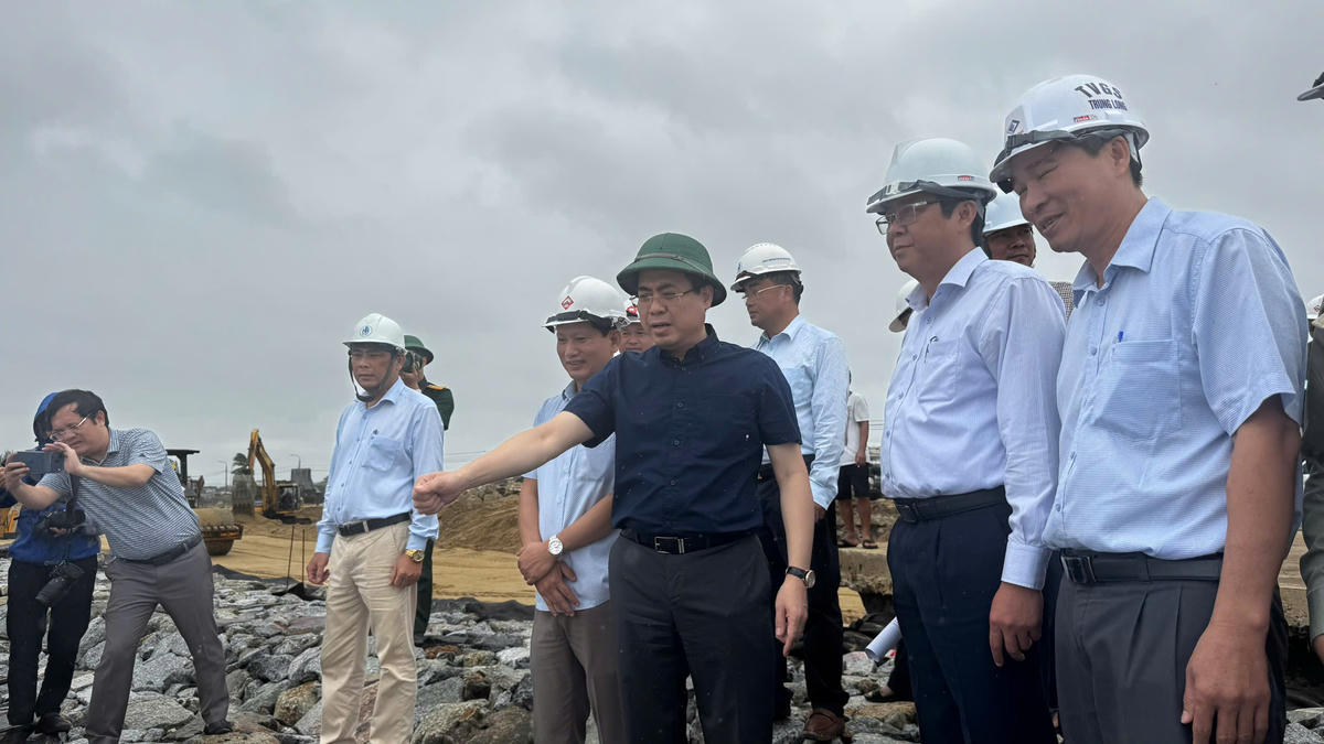 Ông Nguyễn Hoàng Giang, Chủ tịch UBND tỉnh Quảng Ngãi  (ở giữa)&nbsp;kiểm tra thi công kè chắn sóng An Phú. Ảnh: CV.
