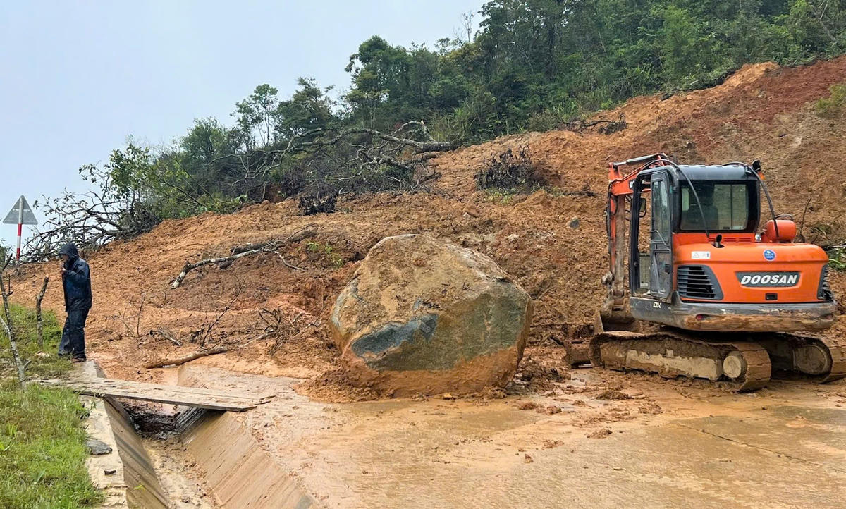 Vị trí sạt lở, đất đá tiếp tục rơi chắn ngang mặt đường. Ảnh: PARAI.