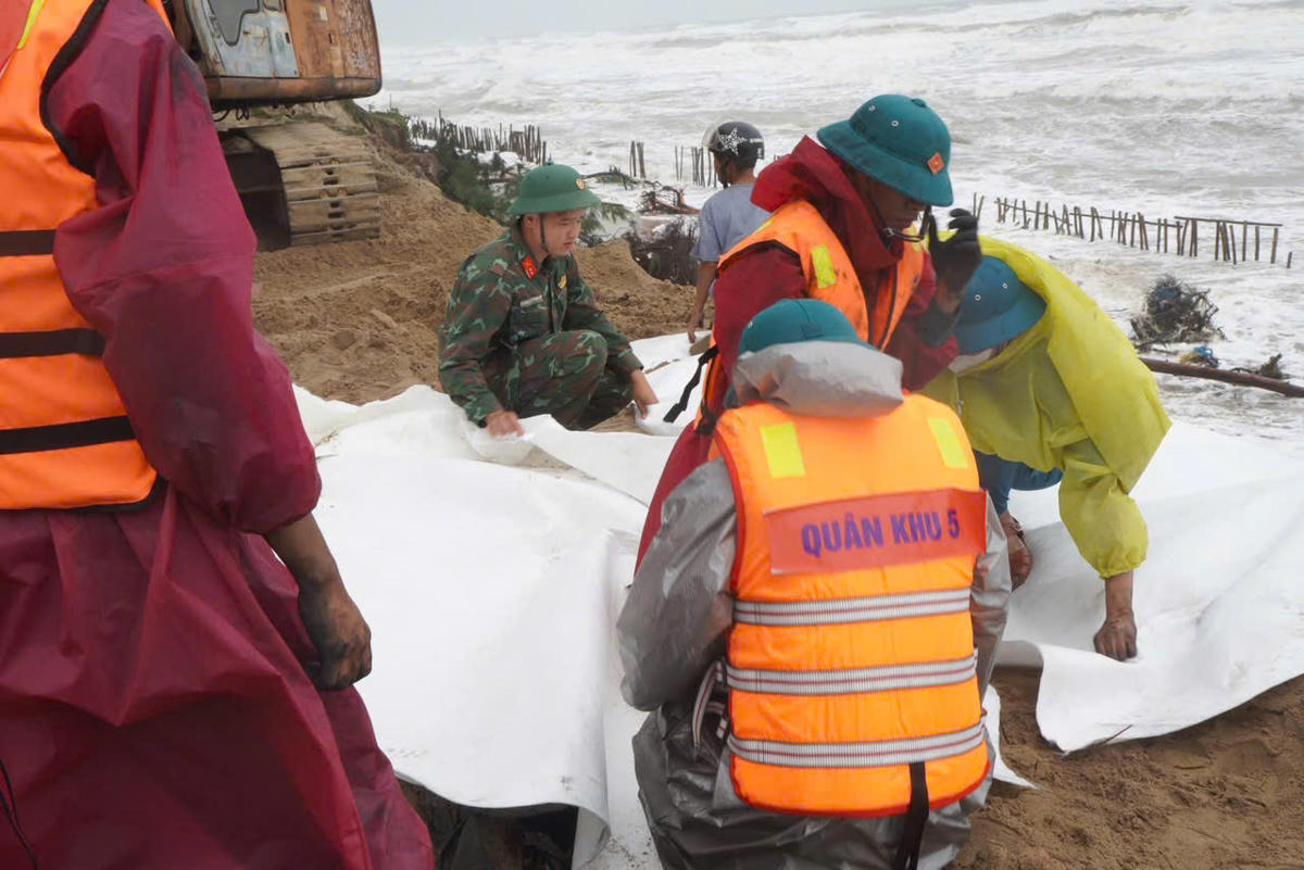 Lực lượng chức năng Đà Nẵng đang gia cố bờ biển Cửa Đại, đoạn khối phố Tân Thành. Ảnh: CV.