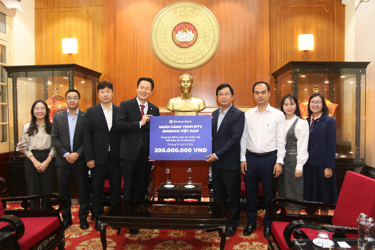 Ông Cao Xuân Thạo, Trưởng ban Công tác xã hội Cơ quan UBTƯ MTTQ Việt Nam tiếp nhận ủng hộ từ Ngân hàng TNHH MTV Shinhan Việt Nam. Ảnh: Tiến Đạt.