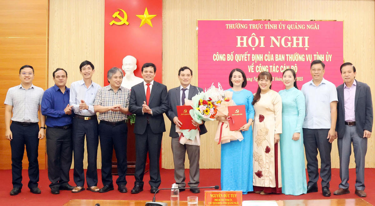 Lãnh đạo tỉnh Quảng Ngãi trao quyết định, tặng hoa chúc mừng các cán bộ được giao nhiệm vụ mới. Ảnh: CV.