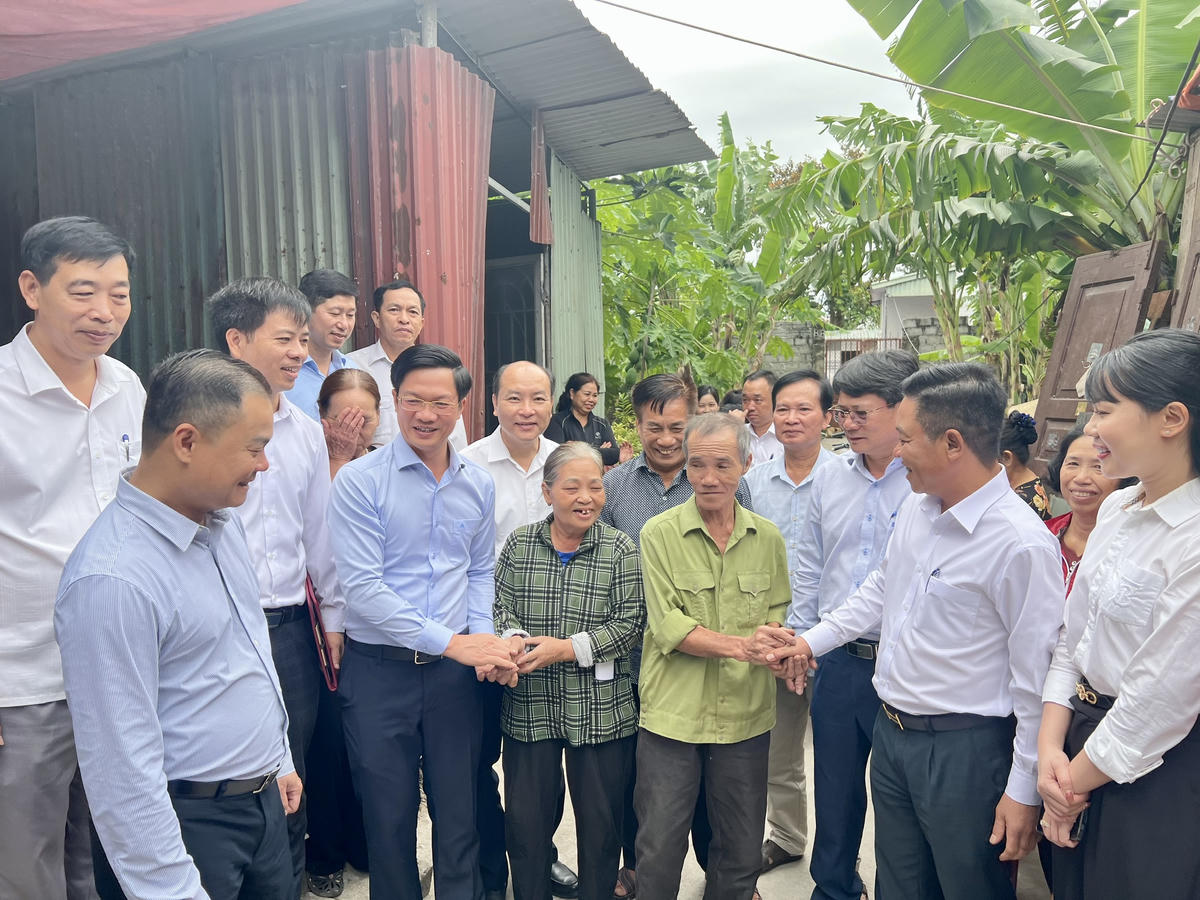 Lãnh đạo MTTQ Việt Nam thành phố và lãnh đạo phường Kiến An chia vui với gia đình ông Hùng. Ảnh: PT.