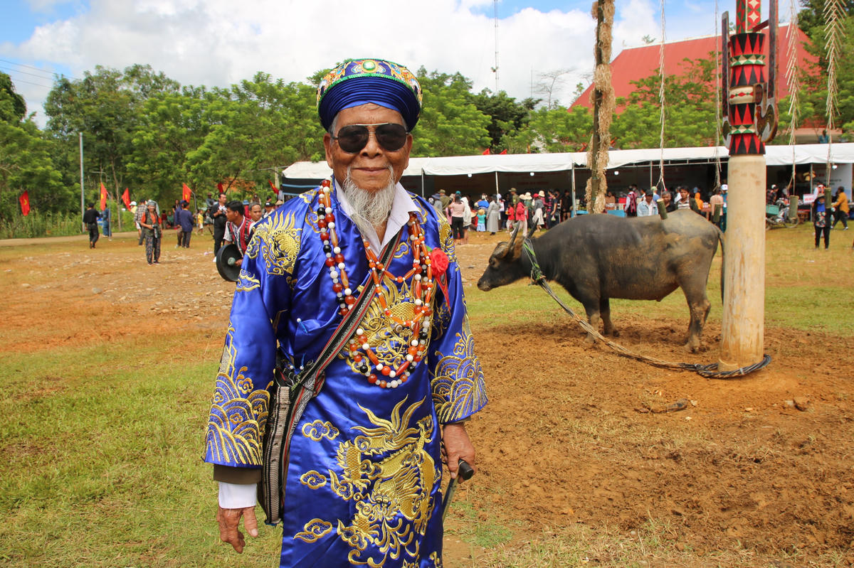 Già làng A Ting cùng với dân làng đã sẵn sàng cho lễ Prơngooch.