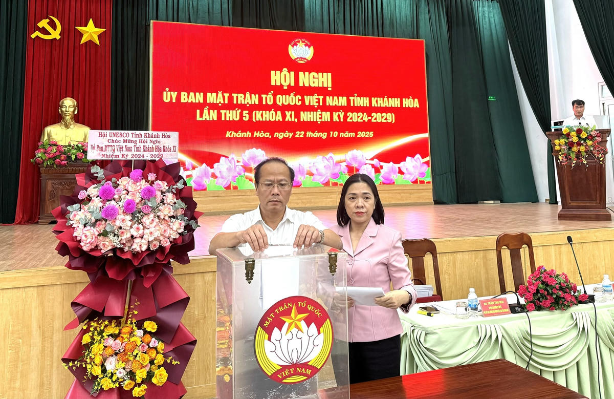 Các đại biểu bỏ phiếu giới thiệu các chức danh Chủ tịch và các Phó Chủ tịch Ủy ban Mặt trận Tổ quốc Việt Nam tỉnh nhiệm kỳ 2025 -2030. (ảnh Thùy Trang)