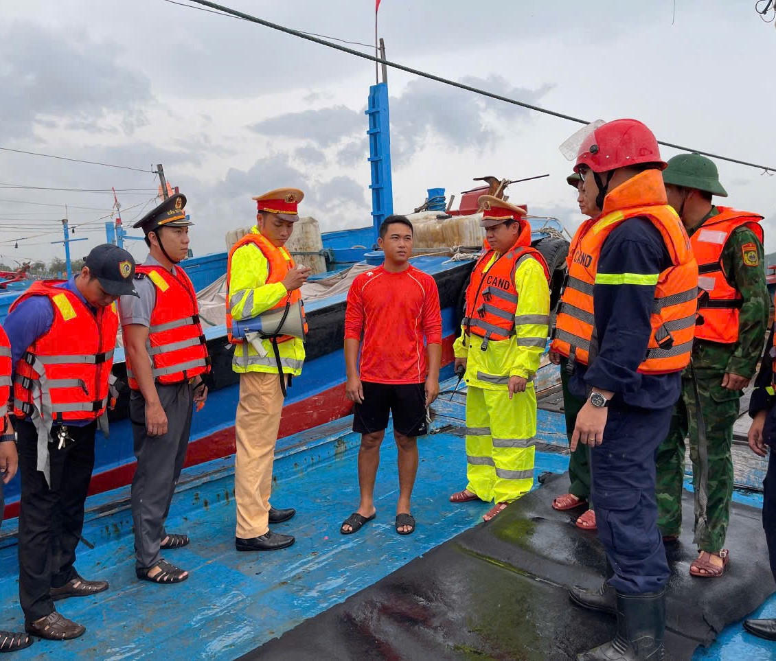 Tuyên truyền ngư dân không ở lại phương tiện khi bão đổ bộ. Ảnh: Nguyễn Tú.