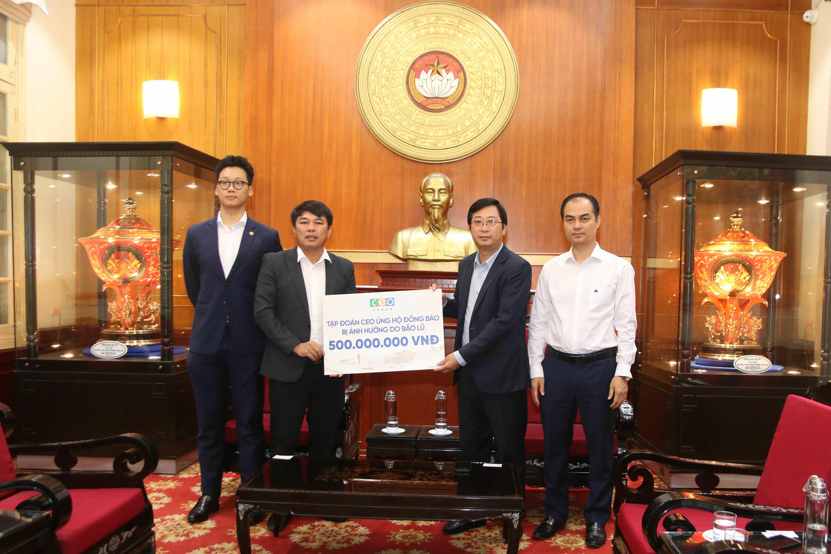 Ông Cao Xuân Thạo tiếp nhận ủng hộ từ Tập đoàn CEO. Ảnh: Tiến Đạt.