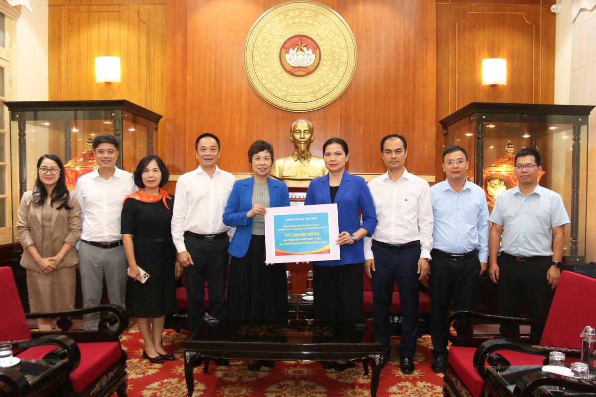 Phó Chủ tịch Hà Thị Nga tiếp nhận ủng hộ từ Thông tấn xã Việt Nam. Ảnh: Tiến Đạt.