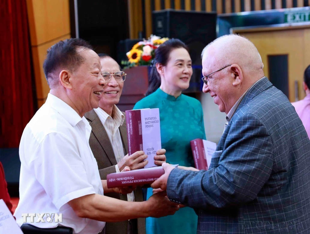 Giáo sư-Tiến sỹ khoa học Stoyan Burov, Nguyên Phó hiệu trưởng Đại học Tổng hợp Veliko Tarnovo (Bulgaria), tặng cuốn Từ điển Bun-Việt được xuất bản lần thứ 2 cho các đại biểu tại chương trình Giao lưu hữu nghị "Về miền Ký ức" và ra mắt cuốn Từ điển Việt-Bun lần thứ 2 (13/4/2023). (Ảnh: TTXVN)