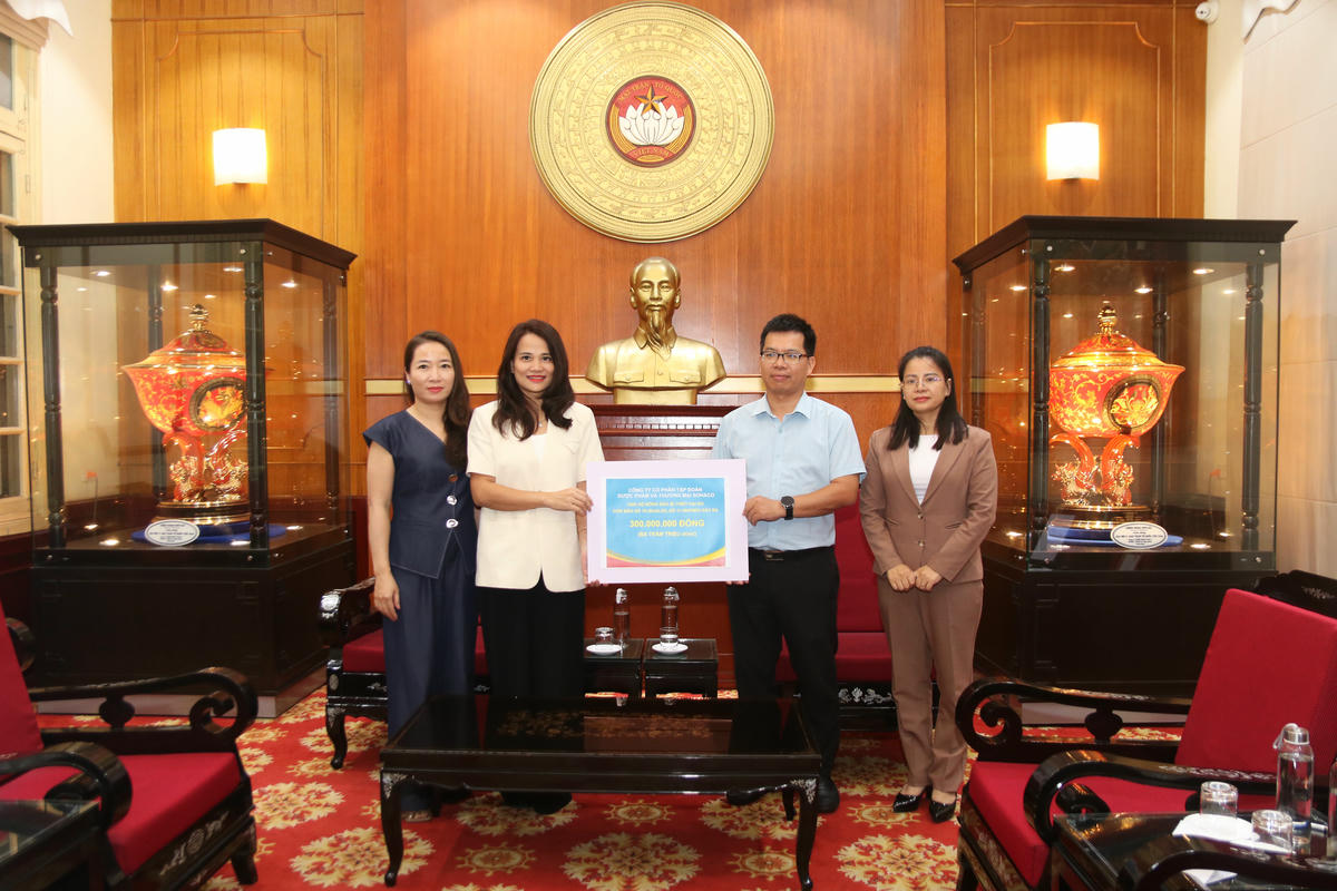 Ông Lê Thanh Tú tiếp nhận ủng hộ từ Công ty Cổ phần Tập đoàn Dược phẩm và Thương mại Sohaco. Ảnh: Tiến Đạt.