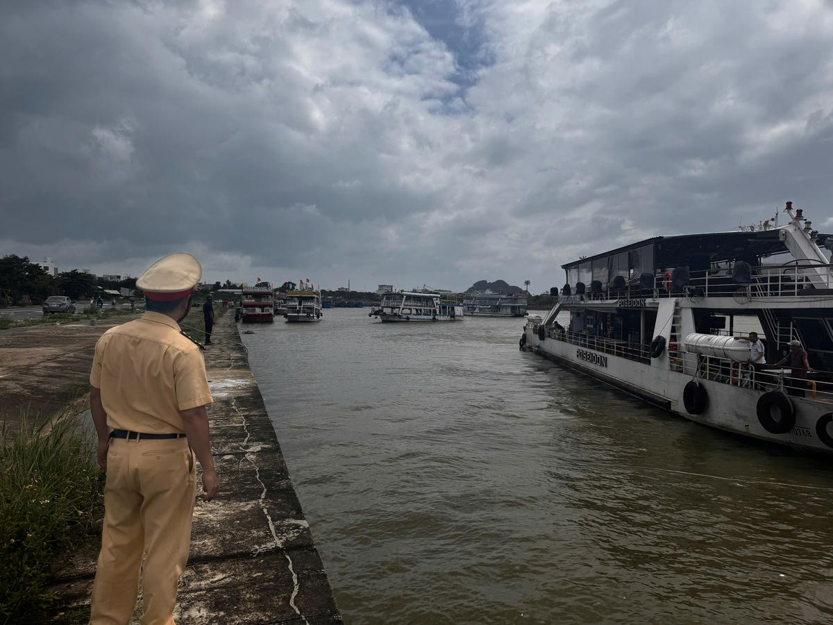 Cảnh sát đường thủy hướng dẫn tàu du lịch về sông Cổ Cò neo đậu. Ảnh: Nguyễn Tú.