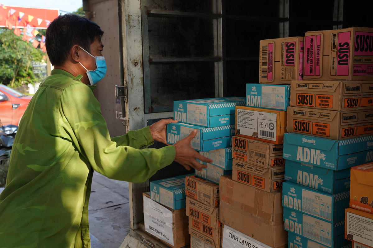 Hàng trăm nghìn sản phẩm dinh dưỡng Vinamilk được vận chuyển đến nơi, trao tặng bà con hậu thiên tai. Ảnh: Tịnh Không