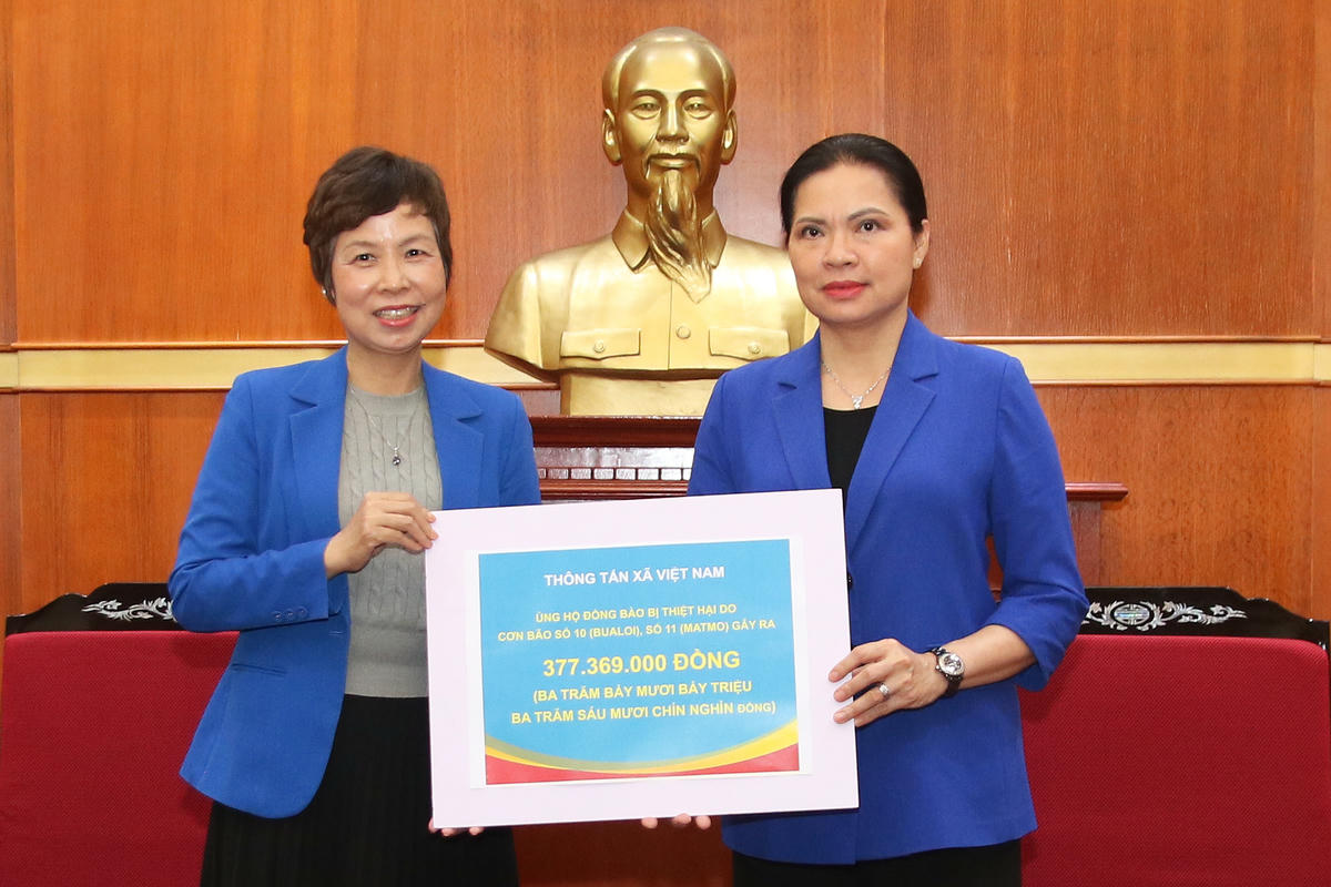 Phó Chủ tịch UBTƯ MTTQ Việt Nam Hà Thị Nga tiếp nhận ủng hộ từ Thông tấn xã Việt Nam. Ảnh: Tiến Đạt.