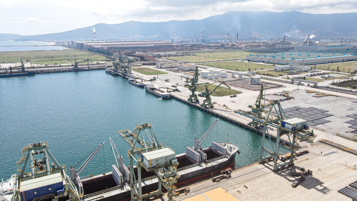 KKT Vũng Áng sở hữu vị trí địa lý chiến lược với cụm cảng nước sâu Vũng Áng – Sơn Dương và hệ thống giao thông đường bộ, đường thủy thuận lợi.