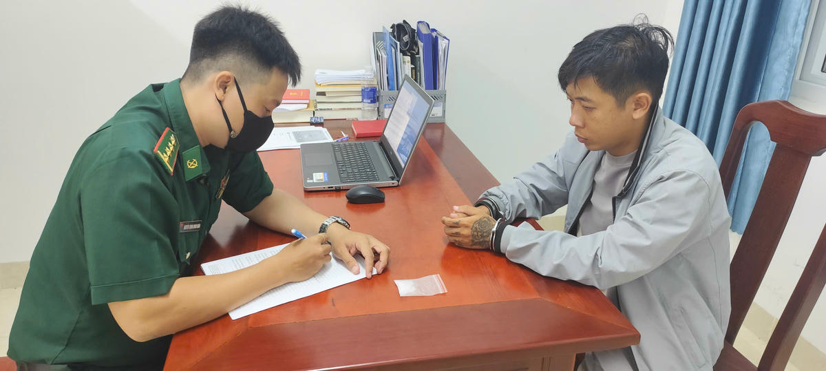 BĐBP TP Hồ Chí Minh lấy lời khai đối tượng Nguyễn Thành Trí về hành vi tàng trữ trái phép chất ma túy. Ảnh: Văn Danh.