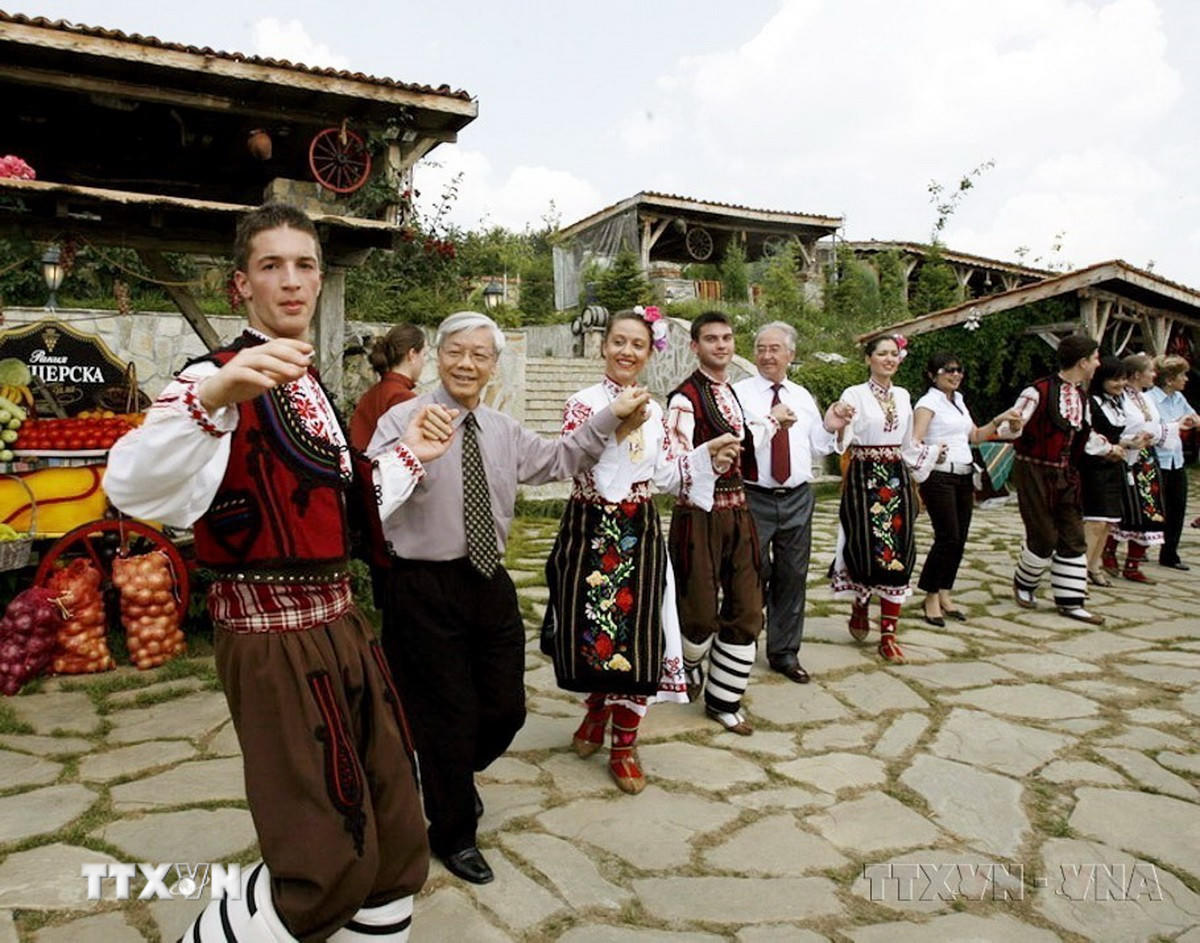 Chủ tịch Quốc hội Nguyễn Phú Trọng và Thị trưởng thành phố Kazanlak Stephan Damianov tham gia văn nghệ theo phong tục truyền thống dân tộc Bulgaria (2008). (Ảnh: Trí Dũng/TTXVN)