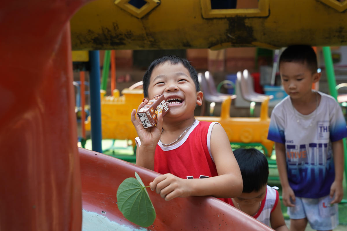 Khi nắng lên sau bão, nụ cười trong veo của trẻ thơ chính là điều khiến ta tin rằng mọi khó khăn rồi cũng qua và hành trình mới lại bắt đầu. Ảnh: Tịnh Không