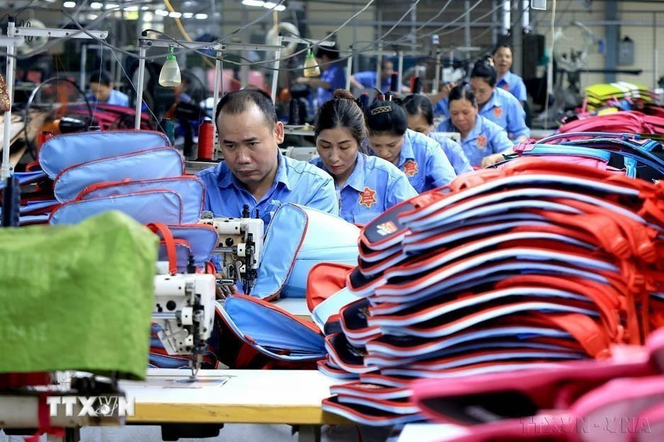 Các mặt hàng xuất khẩu chính của Việt Nam sang Bulgaria gồm sợi bông, càphê hạt, cao su thiên nhiên, gạo, hạt điều, quần áo, túi xách, giày da...Trong ảnh: May cặp, balô, túi xách của công ty Xuất nhập khẩu sản xuất dịch vụ Thương mại sản phẩm da Ladoda. (Ảnh: Tuấn Anh/TTXVN)