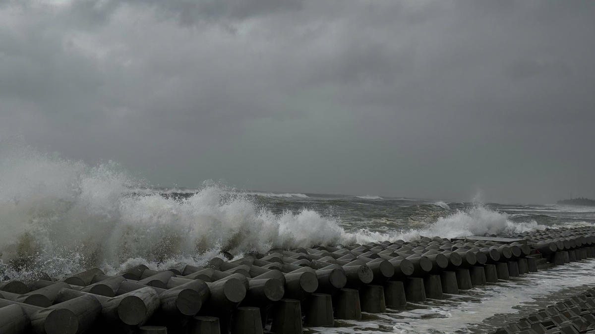 Sóng biển đánh mạnh vào bờ kè chắn sóng An Phú. Ảnh: CV.