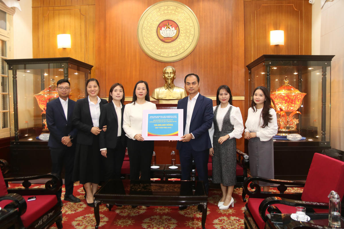 Ông Vũ Chí Hòa tiếp nhận ủng hộ từ Ngân hàng Industrial and Commercial Bank of China Limited - Chi nhánh thành phố Hà Nội. Ảnh: Tiến Đạt.