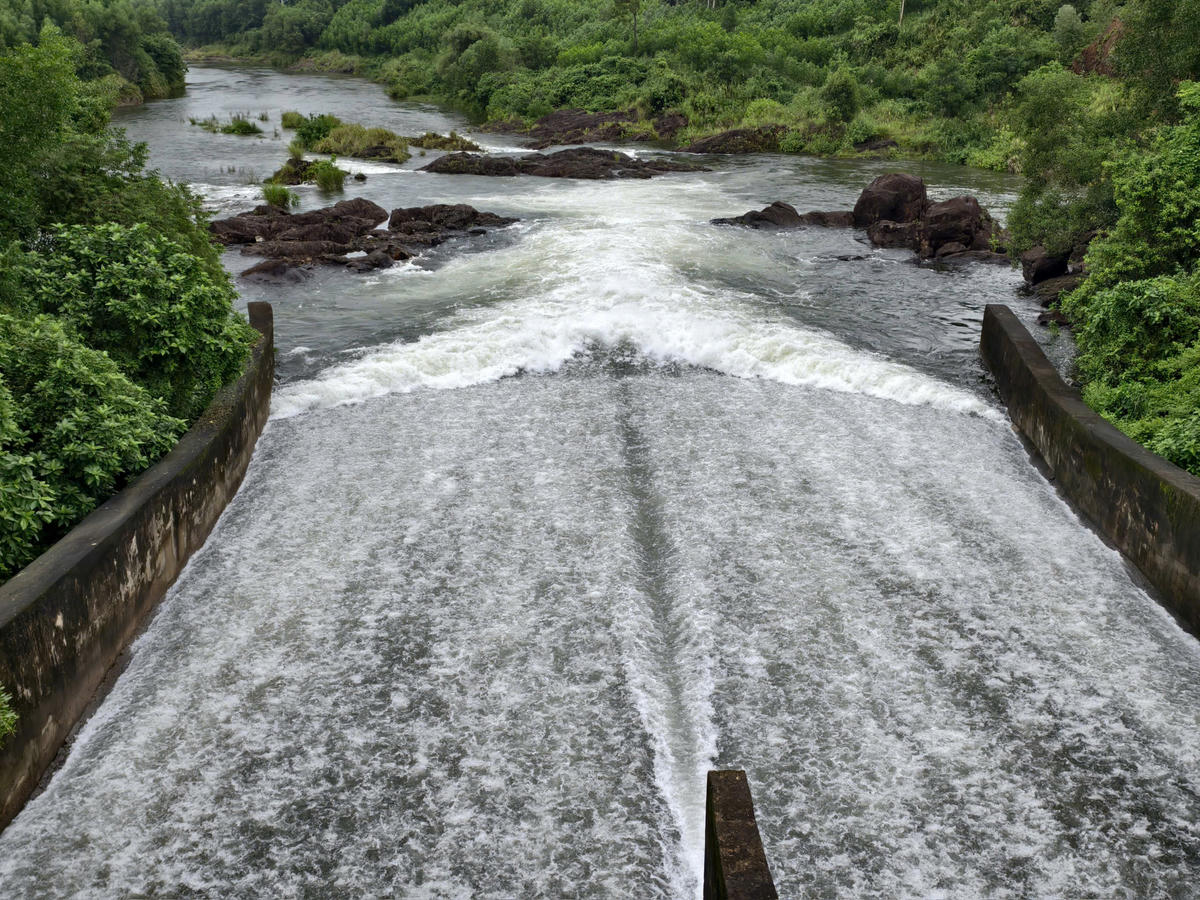 Hồ thủy lợi Phú Ninh điều tiết nước. Ảnh: Tấn Thành.